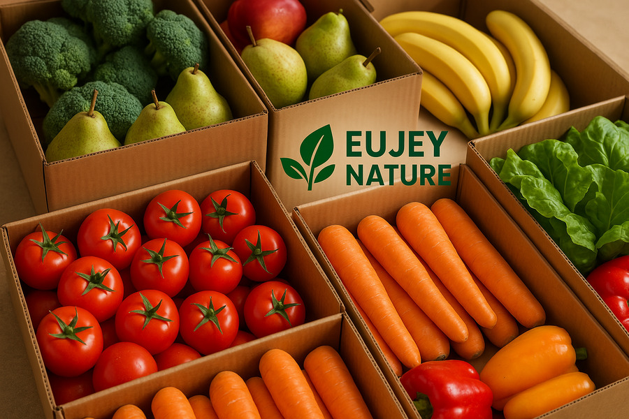 Cajas con frutas y vegetales frescos listos para empacar